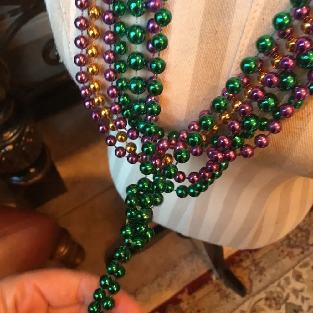 🎃 - 7 STRANDS of Mardi Gras Beads box19